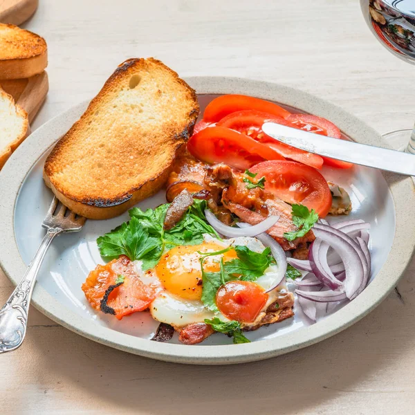 Colazione Rustica Fresca Uovo Fritto Con Pancetta Cipolla Pomodori Piatto — Foto Stock