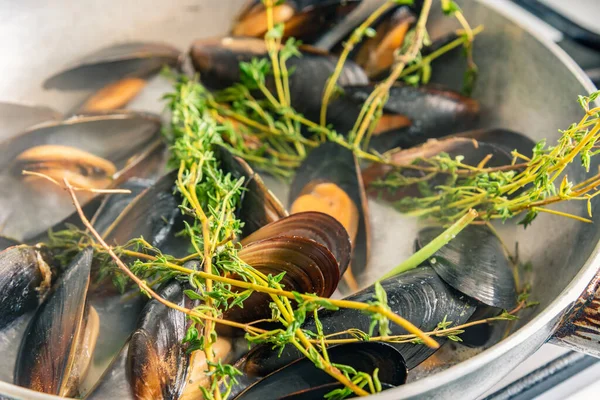 Cozze Sono Cotte Una Padella Con Spezie — Foto Stock