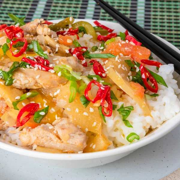 丼と箸でご飯とチキンとアップルカレー クローズアップ アジア料理 — ストック写真