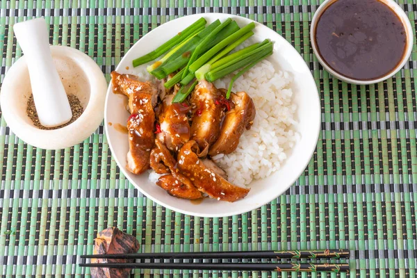 Cuenco Arroz Con Pollo Teriyaki Palillos Taza Con Salsa Una — Foto de Stock