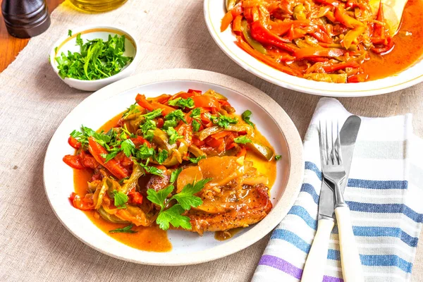 Gesundes Rustikales Abendessen Schweinekotelett Mit Einer Beilage Aus Geschmorten Paprika — Stockfoto