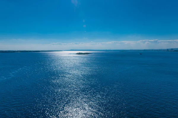 Bellissimo Paesaggio Fluviale Con Isole All Orizzonte Sole Che Riflette — Foto Stock