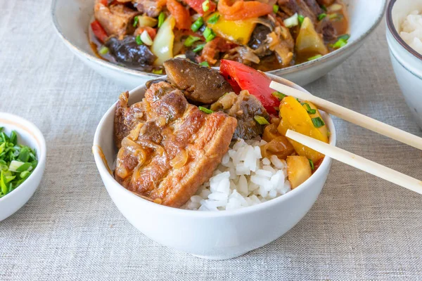 Schüssel Reis Mit Würzigem Schweinefleisch Und Gemüse Ein Traditionelles Asiatisches — Stockfoto