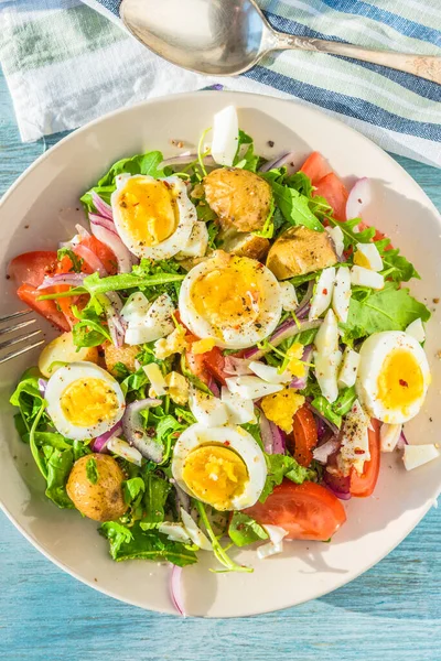 Salada Mediterrânea Com Tomates Rúcula Batatas Ovos Cozidos — Fotografia de Stock