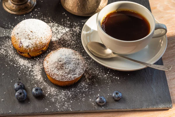 Leckeres Frühstück Eine Tasse Kaffee Und Muffins Mit Blaubeeren Auf — Stockfoto