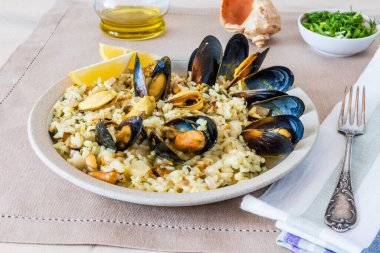 Midyeli limon pilavı, açık masa örtüsünde midopilafo - Yunan yemeği