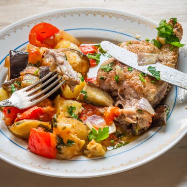 Sebzeli nefis ev yapımı tavuk güveci, en iyi manzara - organik sağlıklı yemek..