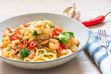Kırsal bir tabakta karidesli linguine yakın plan - deniz mahsullü geleneksel Akdeniz makarnası, İtalyan mutfağı.