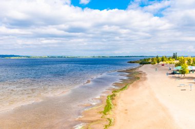 Fırtınadan sonra kumsal bomboş. Deniz yosunları karaya atıldı.