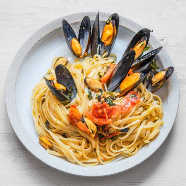 Geleneksel İtalyan makarna linguini yakın plan tabakta midye ile..