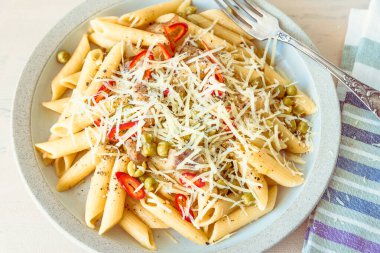 İtalyan mutfağı - Bezelyeli makarna ve yakın planda parmesan peynirli pastırma