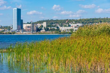 Güzel Volga manzarası - Saratov 'un karşısındaki kumlu plaj