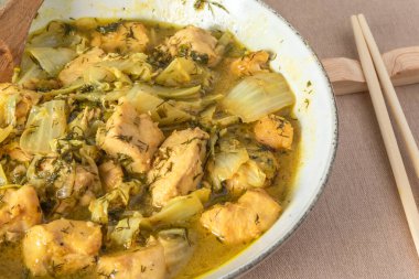 Çin lahanalı tavuk büyük bir kâse ve çubuk - Japon yemeği