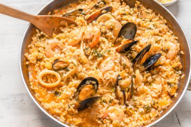 Kızartma tavasında deniz ürünleri pilavı. Klasik bir İtalyan yemeği.