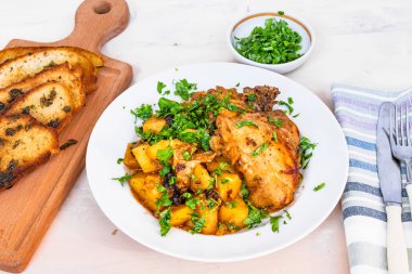 İtalyan yemeği. Domates soslu haşlanmış tavuk ve kızarmış ekmek. Yakın plan.