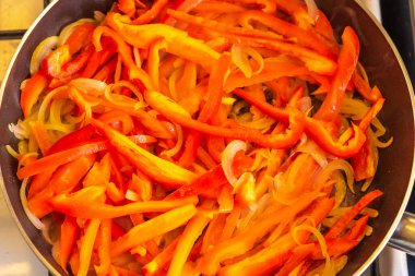 Biber yahnisi ve soğan yakın plan, üst manzara.