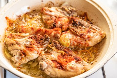 Tavada tavuk yahnisi, soğan ve domates ezmesi yakın plan.