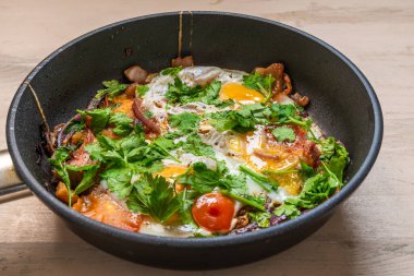 Köy kahvaltısı. Pastırmalı yumurta, soğan ve tavada vişneli domates.