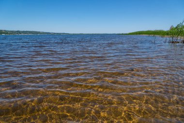 Deniz kıyısında şeffaf su. Yaklaş.