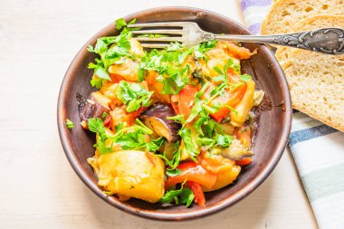 Kırsal bir tabakta sebze kızartma, açık ahşap bir masada durmak - sağlıklı organik bir yemek..