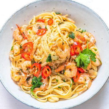 Kırsal bir tabakta karidesli linguine yakın çekim, üst manzara - deniz mahsullü geleneksel Akdeniz makarnası, İtalyan mutfağı