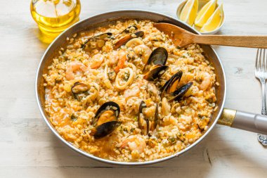 Kızartma tavasında deniz ürünleri pilavı. Klasik bir İtalyan yemeği.