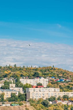 Güzel sonbahar manzarası Dağda evler ve uçak kalkıyor