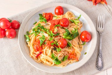 Makarna al pomodoro - Çeri domatesli spagetti yakın planda, kırsal tarzda, üst manzara