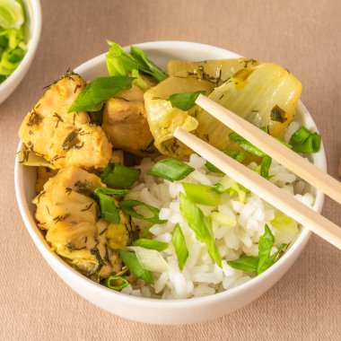 Bir kase pirinç ve tavukla Çin lahanası, yakın plan - Japon yemeği.