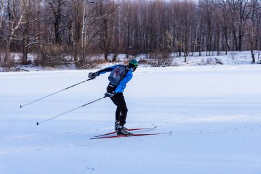 Engels, Rusya - 1 Aralık 2018: Bir kayakçı donmuş bir göle bindi