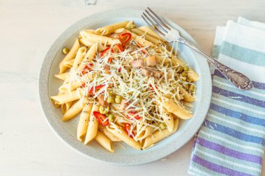 İtalyan mutfağı - Bezelyeli makarna ve parmesan peynirli pastırma