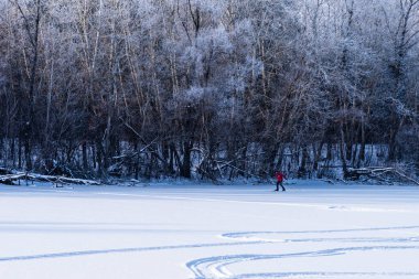 Engels, Rusya - 1 Aralık 2018: Bir kayakçı donmuş bir göle bindi