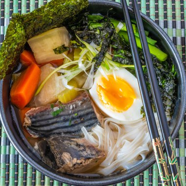 Japon balık çorbası pirinç eriştesi, sarıkuyruk, turp ve yumurta - balık ramen