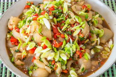 Geleneksel Asya aperatifi. Karıştırılmış, baharatlı domuz derisi, yakın plan. Çin ve Tayland yemekleri..