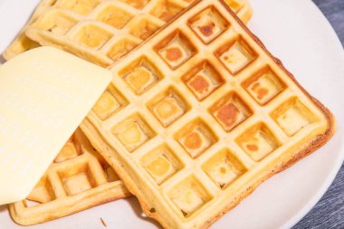 Taze yapılmış Belçika ev yapımı waffle tabağı.