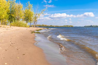 Güzel deniz manzarası, küçük dalgalar ve ıssız bir sahil.