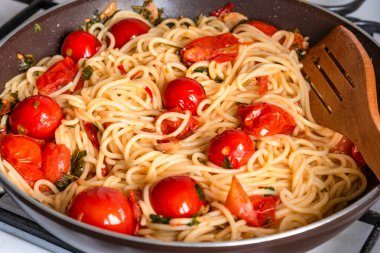 Makarna al pomodoro - tavada kiraz domatesli spagetti