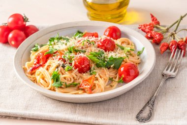 Vejetaryen makarna al pomodoro - Kirazlı domatesli spagetti