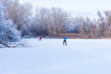 Engels, Rusya - 1 Aralık 2018: Bir kayakçı donmuş bir göle bindi