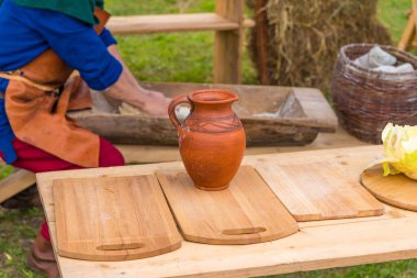 Geleneksel kır çömleği ahşap bir bankta