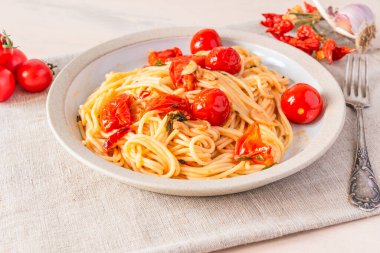 Makarna al pomodoro - Çeri domatesli spagetti, yakın plan, kırsal tarzda.