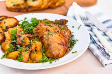 Sağlıklı kırsal yiyecekler - patatesli güveç tavuğu, beyaz tabakta domates sosu, yakın plan