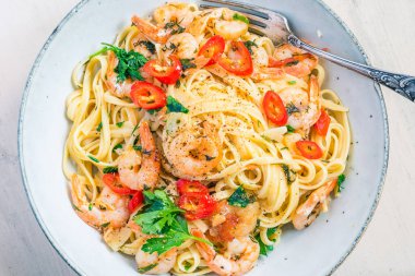 Kırsal bir tabakta karidesli linguine yakın çekim, üst manzara - deniz mahsullü geleneksel Akdeniz makarnası, İtalyan mutfağı