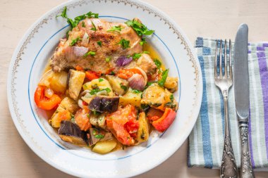 Sebzeli nefis ev yapımı tavuk güveci, en iyi manzara - organik sağlıklı yemek..