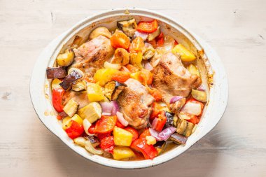 Ev yapımı, sebzeli tavuk güveci büyük bir tencerede. Sağlıklı organik yiyecekler..