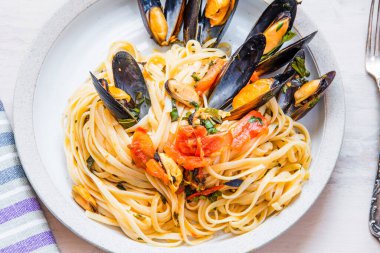 Geleneksel İtalyan makarna linguini yakın plan tabakta midye ile..