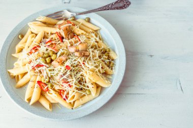 İtalyan mutfağı - bezelyeli makarna ve parmesan peynirli pastırma tabakta, üst manzara, kopyalama alanı