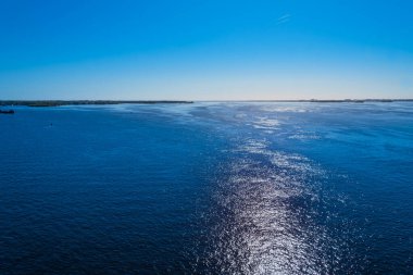 Güneşin sabahın erken saatlerinde suya yansıması.
