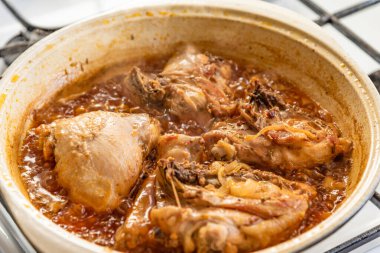 Tavada tavuk yahnisi, soğan ve domates ezmesi yakın plan.