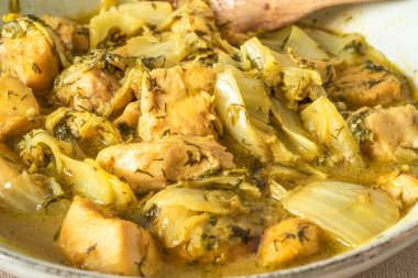 Köri soslu Çin lahanalı tavuk arka planda hafif bir kase - geleneksel Asya yemeği